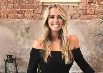 FOTO: Monique Smit maakt tongen los met foto in leren rokje en hoge hakken