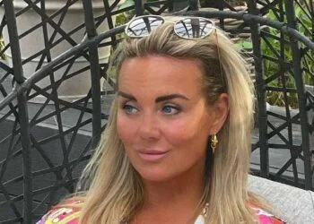 FOTO: Monique Westenberg ligt lekker in haar hangstoel in een zomers jurkje