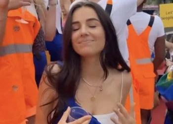 VIDEO: Nina Warink laat zich gaan tijdens feestje op een boot (The Pride)