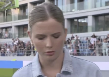 VIDEO: Ajax-supporters zingen liedjes richting Noa Vahle: ”Ongemakkelijk”