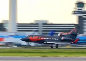 TOFFE BEELDEN: Max Verstappen stijgt op vanaf Schiphol richting Monza