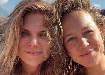 FOTO’S: Anouk Maas zet Instagram in vuur en vlam met open badpak