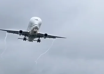 VIDEO: Zeldzame Airbus BelugaXL moet (nood)landing maken op Schiphol