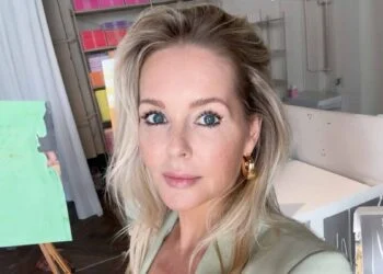 FOTO: Chantal Janzen gooit jasje open op het kantoor en deelt een plaatje