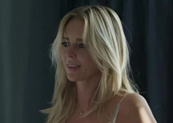 FOTO: Chantal Janzen zet internet in vuur en vlam met pikante nachtjapon-foto