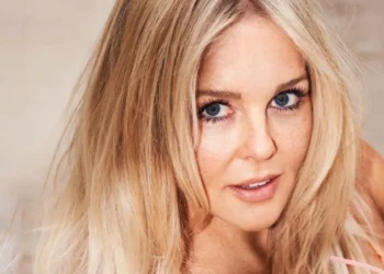 FOTO: Chantal Janzen sluit de zomer af met foto in een oranje bikini
