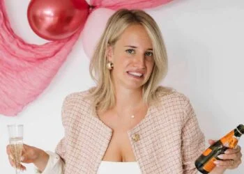 FOTO’S: Dee van der Zeeuw viert haar verjaardag met champagne in een kort rokje