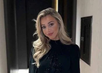 FOTO’S: Emma Heesters maakt tongen los met foto’s vanuit het warme Saudi-Arabië