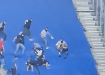 BEELDEN: FC Groningen-supporters klimmen uitvak uit en raken slaags met Heerenveen-fans