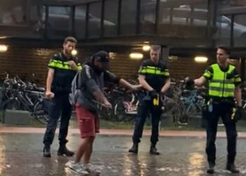 VIDEO: Politieagent onder vuur door buitensporig gebruik pepperspray