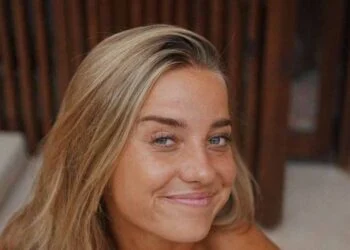 FOTO’S: Hockeyster Joosje Burg poseert stralend in handdoek na herstel