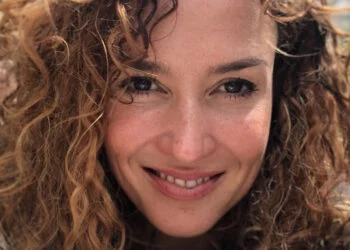 FOTO: Katja Schuurman geniet van laatste zonnestralen in bikini