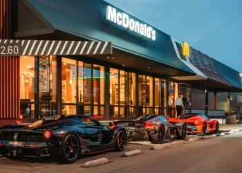 VIDEO: File van €14 miljoen bij McDrive dankzij LaFerrari’s en Valkyrie