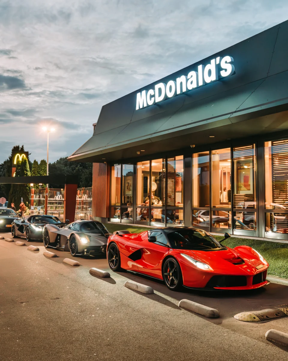 Laferrari's en Aston Martin Valkyrie McDrive