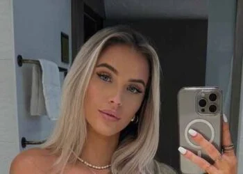 WOW: Lynn Hermanussen (vriendin Gio) deelt een selfie in een openstaande jurk