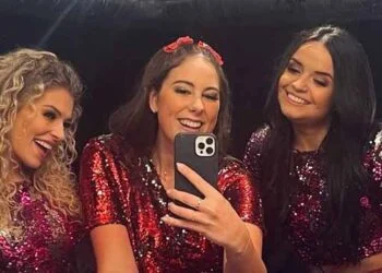 FOTO: Marie Verhulst (dochter van) poseert liggend in K3-achtige jurk