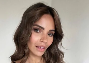 FOTO: Monica Geuze deelt foto’s in zwarte lingerie voor Hunkemoller