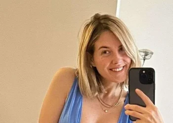 FOTO: Actrice Nellie Benner maakt tongen los met spiegelselfie in bikini