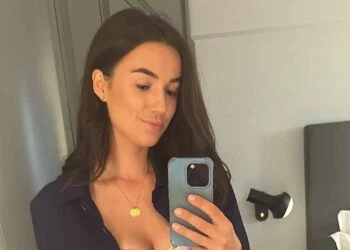 FOTO: Nina Warink deelt een verleidelijke foto vanuit het pashokje