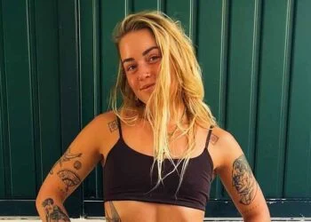 FOTO’S: Noor van B&B Vol Liefde toont haar afgetrainde lichaam in een surfpakje