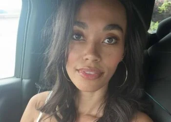 FOTO: Romy Monteiro moet haar bikini vasthouden in een onstuimige zee