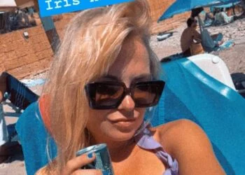 FOTO’S: Sylvana IJsselmuiden voelt zich ‘Iris van B&B’ en geniet in bikini van de zon