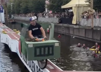 VIDEO: Gasten klappen keihard onderuit in ‘Te land, ter zee en in de lucht’ in Den Haag