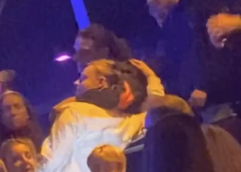 VIDEO: Ali B gaat vrolijk op de foto met fans tijdens een optreden van Boef