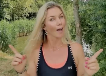 FOTO: Anouk Hoogendijk poseert in bikini op het balkon: ”Hier moet ik zijn”