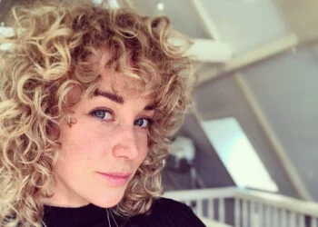 VIDEO: Actrice Anouk Maas toont ondergoed in nieuwe ‘get ready with me’ video