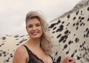 VIDEO: Boerin Liza Hoevink uit Markelo is het pareltje van de nieuwe Boerinnen Kalender