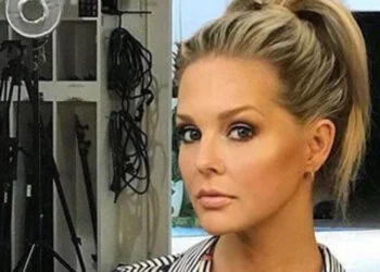 FOTO: Chantal Janzen knoopt blousje open in ‘arrogante’ foto in de spiegel