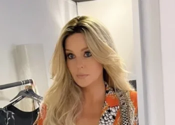 WAUW: Chantal Janzen kiest voor flinke laag make-up en een strakke leren broek