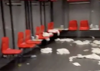 VIDEO: Spelers van Fenerbahçe geven verkeerde voorbeeld: ‘De ravage in de kleedkamer is groot’