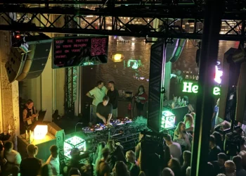 Heineken en DJ Barry Can’t Swim trappen ADE op spectaculaire wijze af: “Keep the moment in your memory, not on your phone.”