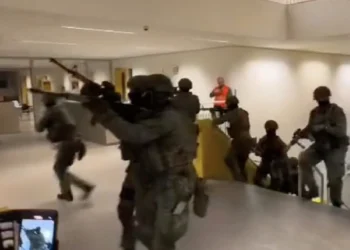 VIDEO: De Koninklijke Marine neemt een school over in Capelle aan den IJssel