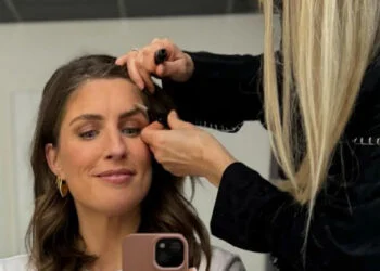 FOTO: Marieke Elsinga verrast met backstage foto in een strak wit shirt