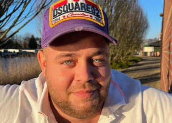 BEELDEN: Mark Gillis laat zien hoe dun hij nu is: ”Dit had niemand verwacht”