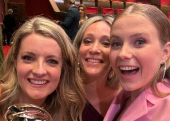 FOTO: VI-trio Helene Hendriks, Noa Vahle en Merel Ek poseren in prachtige jurken bij Televizier