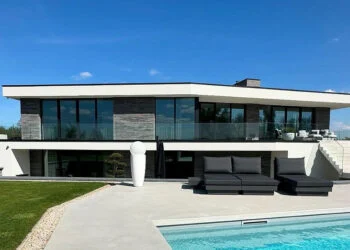 VIDEO: Het nieuwe huis van Gio in beeld: handige jongen met drone schiet toffe beelden