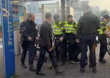 VIDEO: Politieagenten klemgezet door woedende groep gasten in Almere!