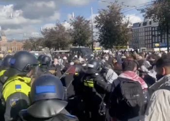 BEELDEN: ME en pro-Palestijnse actievoerders in conflict, honderden opgepakt in Amsterdam