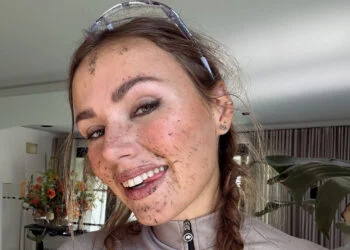 FOTO: Wielrenster Puck Moonen trekt de aandacht met een brute auto en een diep decolleté