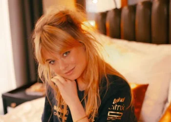 OEF: Sylvana IJsselmuiden laat haar benen zien in foto met hoge Nike-sokken