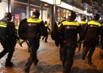 VIDEO: Politie houdt pro-Palestijnse betogers tegen in Amsterdam