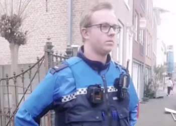 VIDEO: Mannen intimideren BOA op straat: ”Zeg sorry, NU!”