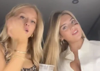 VIDEO: Twee dames hebben een prima outfit voor Halloween