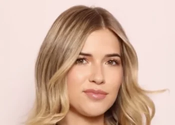 VIDEO: Jade Anna lanceert haar eigen merk in video in lingerie