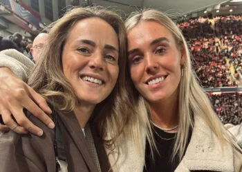 FOTO: Voetbalster Jill Roord deelt foto terwijl ze ligt te zonnen op een boot