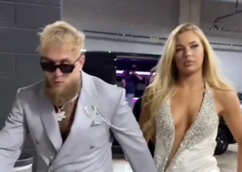 VIDEO: Jutta Leerdam pakt de flitsende camera’s in een fijne outfit